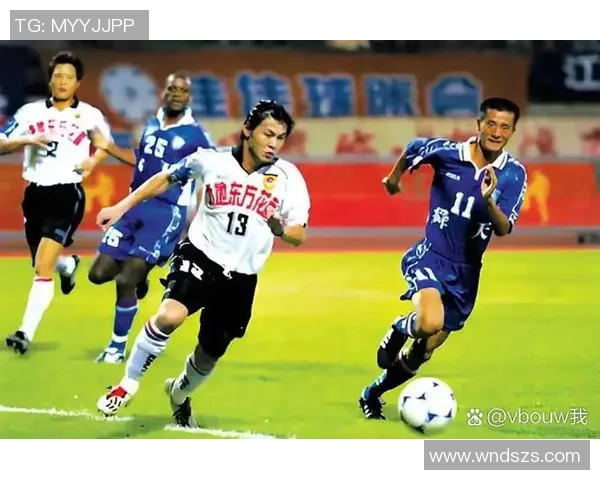 南京足球队比赛经验引发热议球迷对战术与表现的不同看法